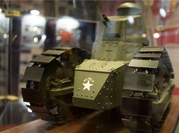 Модель одного из первых советских танков 20-ч гг.