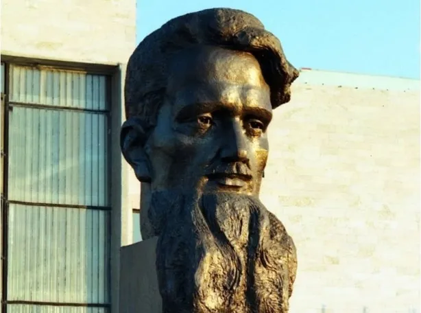 Monument to I.V. Kurchatov. The bust of the father of the Soviet nuclear power industry, Igor Vasilyevich Kurchatov, is installed right at the entrance, it meets and sees off the factory employees every day.